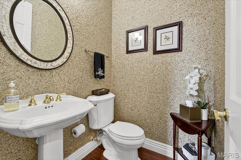 Frontenac, Missouri 63131, United States, 6 Bedrooms Bedrooms, ,6 BathroomsBathrooms,Residential,Pending,200909