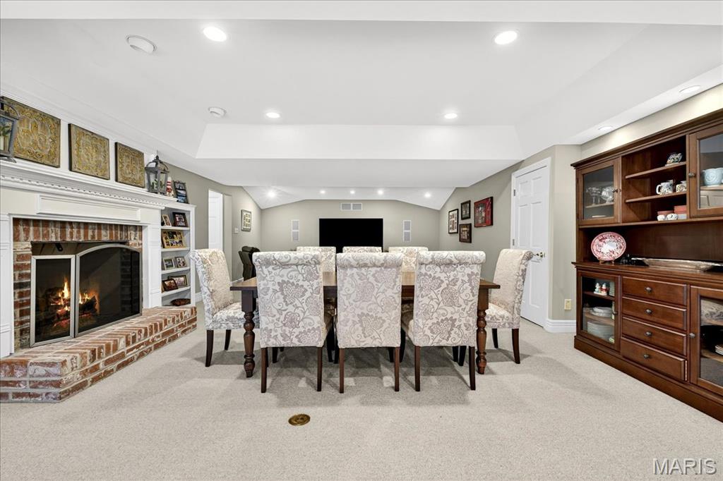 Frontenac, Missouri 63131, United States, 6 Bedrooms Bedrooms, ,6 BathroomsBathrooms,Residential,Pending,200909