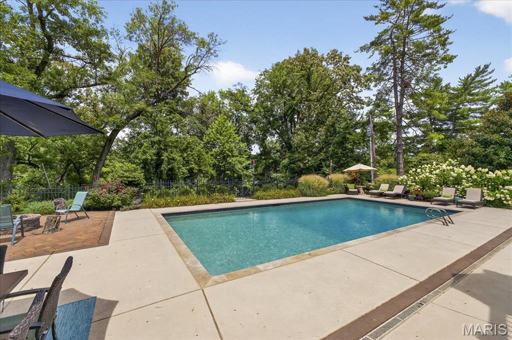 Frontenac, Missouri 63131, United States, 6 Bedrooms Bedrooms, ,6 BathroomsBathrooms,Residential,Pending,200909