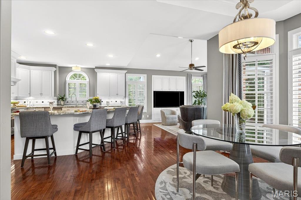 Frontenac, Missouri 63131, United States, 6 Bedrooms Bedrooms, ,6 BathroomsBathrooms,Residential,Pending,200909