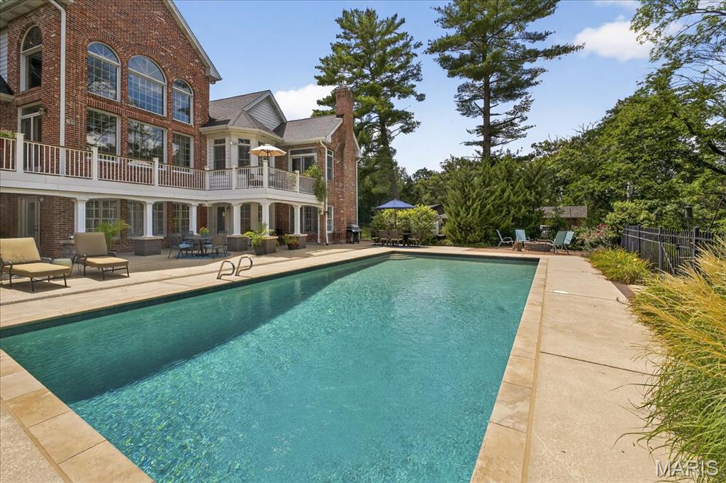 Frontenac, Missouri 63131, United States, 6 Bedrooms Bedrooms, ,6 BathroomsBathrooms,Residential,Pending,200909