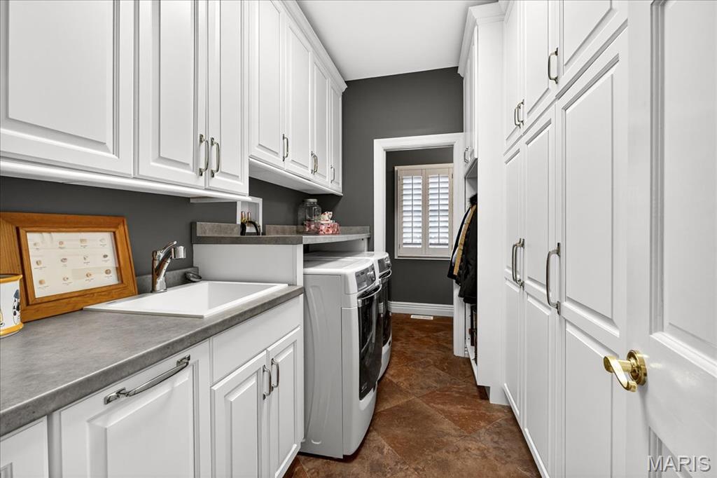 Frontenac, Missouri 63131, United States, 6 Bedrooms Bedrooms, ,6 BathroomsBathrooms,Residential,Pending,200909