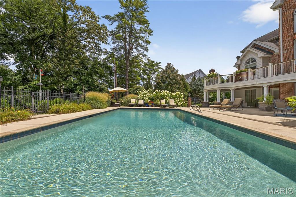 Frontenac, Missouri 63131, United States, 6 Bedrooms Bedrooms, ,6 BathroomsBathrooms,Residential,Pending,200909