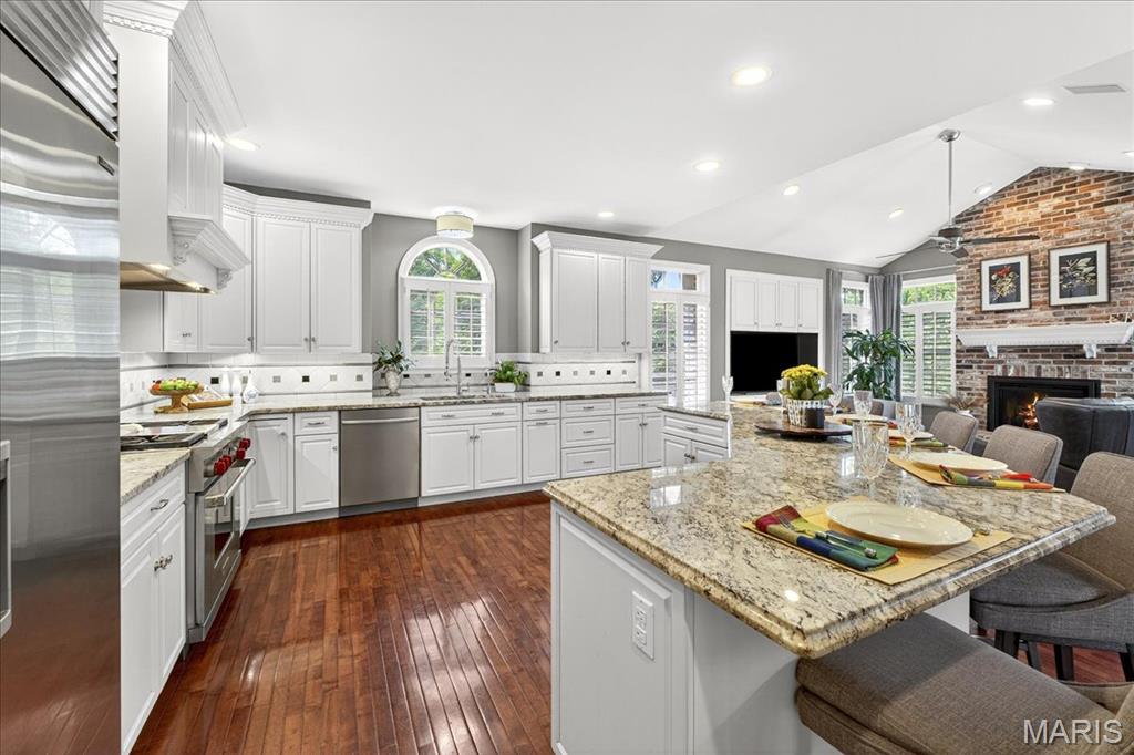 Frontenac, Missouri 63131, United States, 6 Bedrooms Bedrooms, ,6 BathroomsBathrooms,Residential,Pending,200909