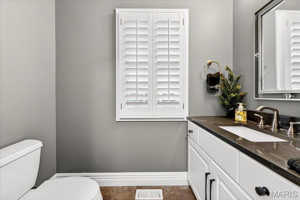 Frontenac, Missouri 63131, United States, 6 Bedrooms Bedrooms, ,6 BathroomsBathrooms,Residential,Pending,200909