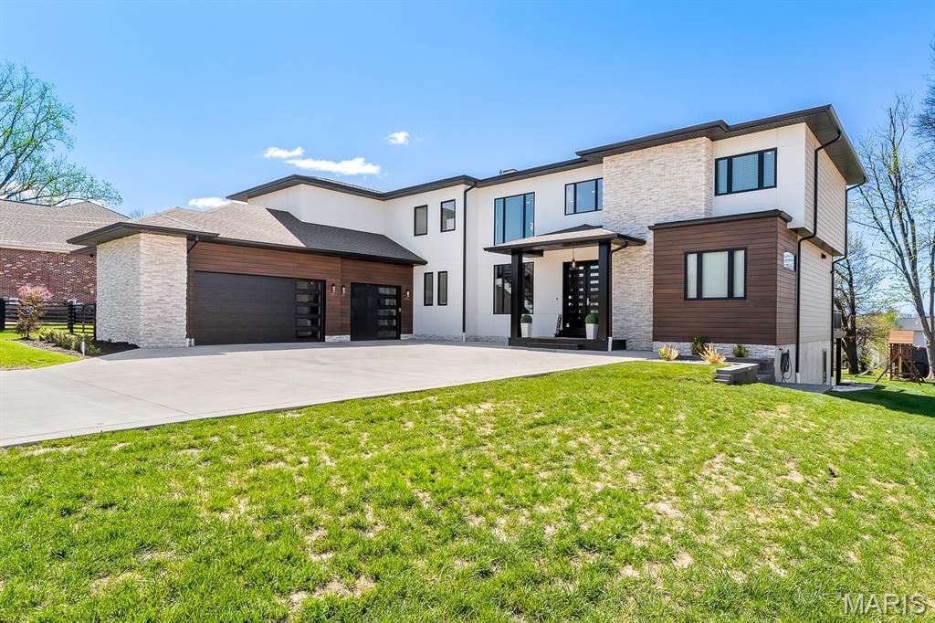 Photo of 10010 Schuessler Road, St Louis, MO 63128 (MLS # 26026486)