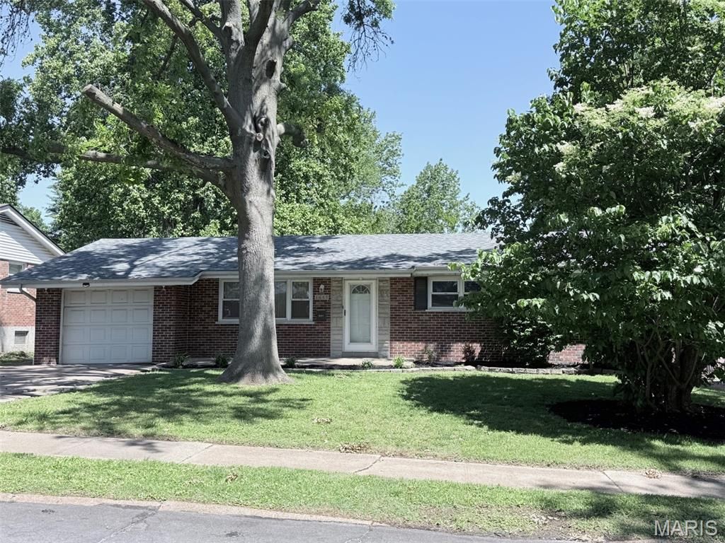 Photo of 1685 Saint Loretto Drive, Florissant, MO 63033 (MLS # 26028538)