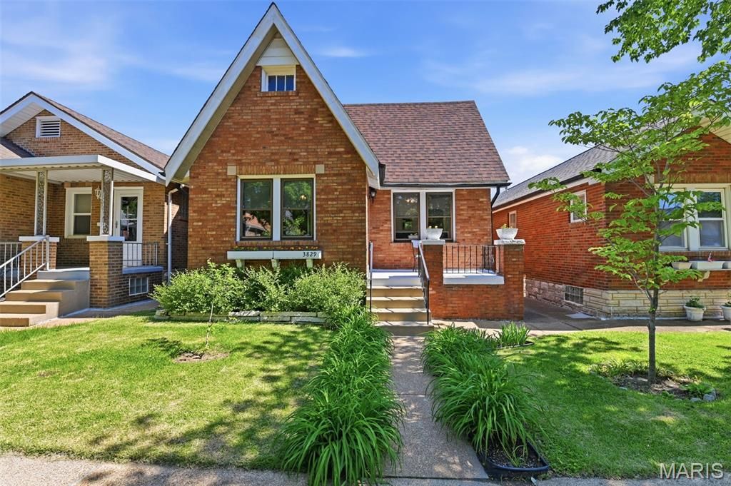 Photo of 3829 Burgen Avenue, St Louis, MO 63116 (MLS # 26025502)