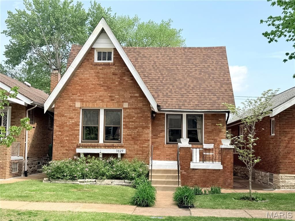 Photo of 3829 Burgen Avenue, St Louis, MO 63116 (MLS # 26025502)