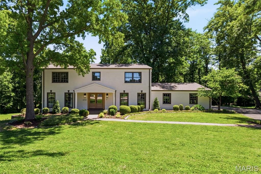 Photo of 19 Sackston Woods Lane, St Louis, MO 63141 (MLS # 26037662)