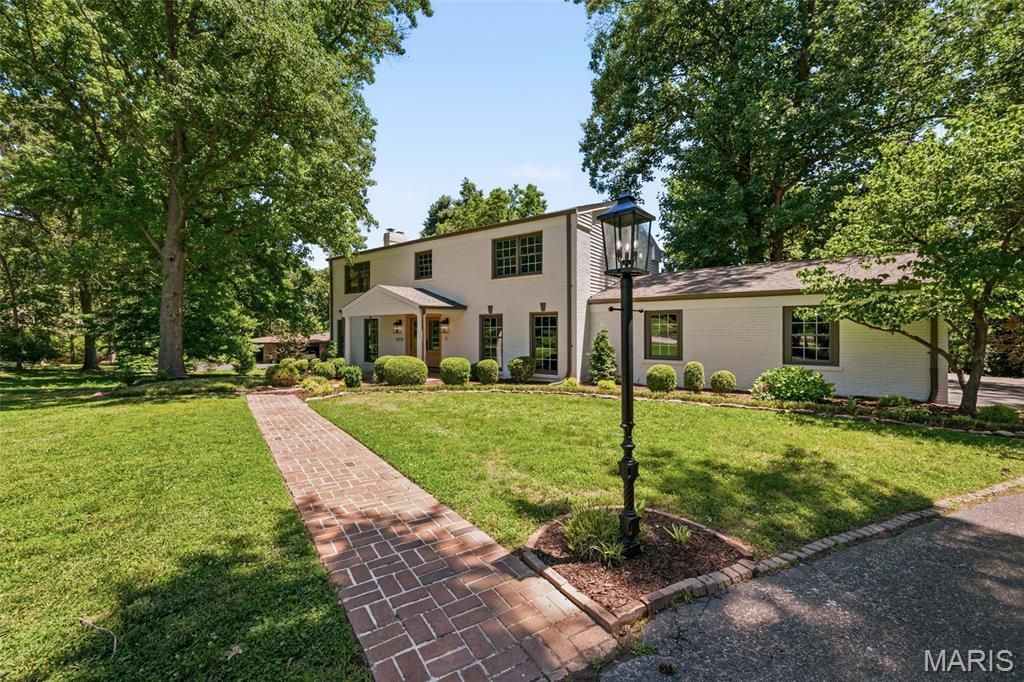 Photo of 19 Sackston Woods Lane, St Louis, MO 63141 (MLS # 26037662)