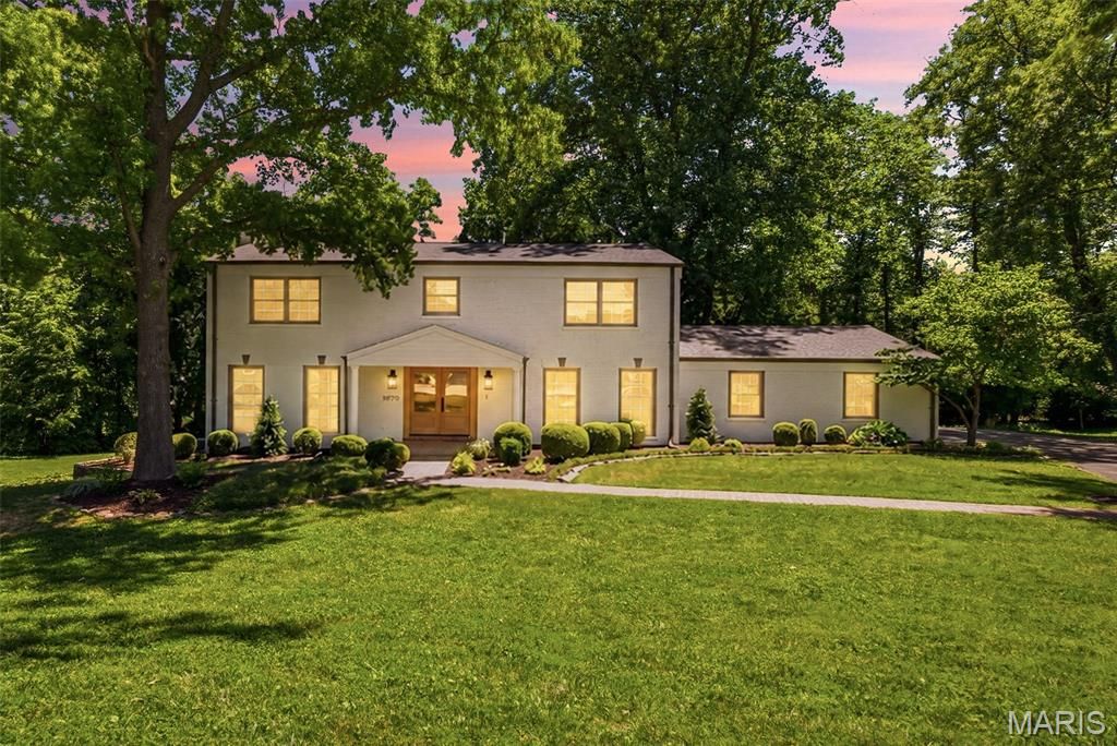 Photo of 19 Sackston Woods Lane, St Louis, MO 63141 (MLS # 26037662)