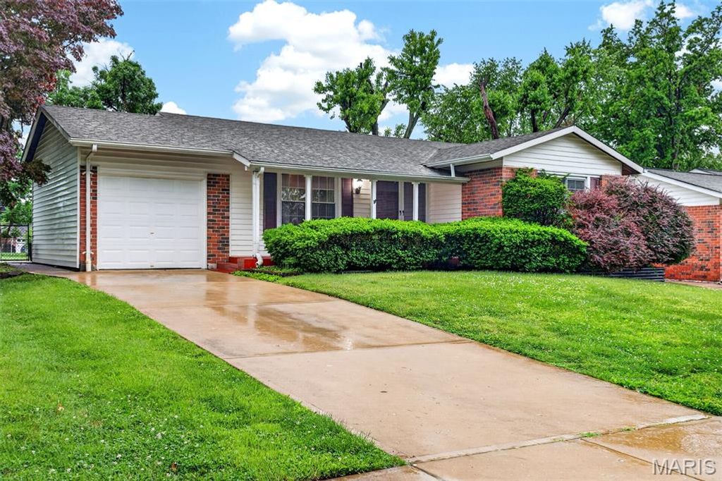 Photo of 2150 Canterbury Drive, Florissant, MO 63033 (MLS # 26021034)