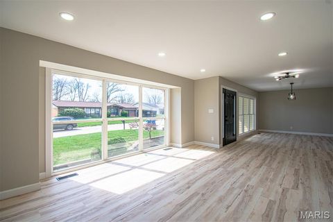 Tiny photo for 13123 DARTAGNAN Court, Creve Coeur, MO 63141 (MLS # 26020446)