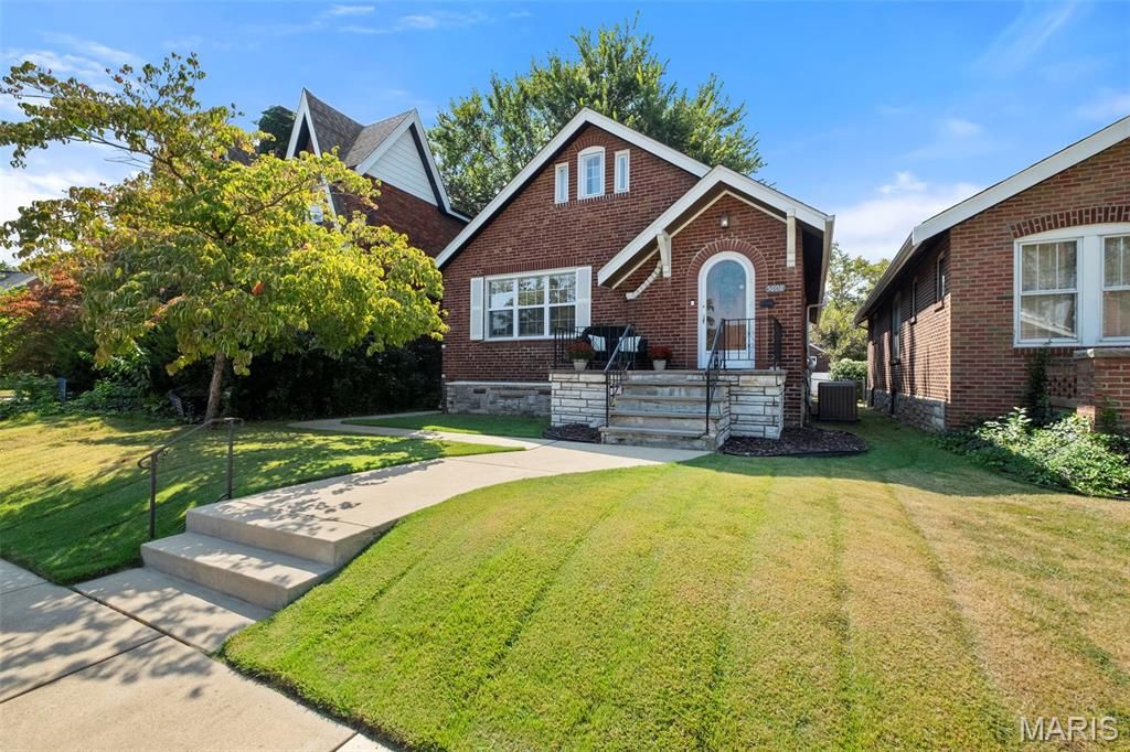 Photo of 5608 Holly Hills Avenue, St Louis, MO 63109 (MLS # 26021188)