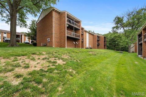 Tiny photo for 1932 Greenglen Drive #203, Kirkwood, MO 63122 (MLS # 26037874)