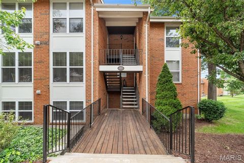 Photo of 1932 Greenglen Drive #203, Kirkwood, MO 63122 (MLS # 26037874)
