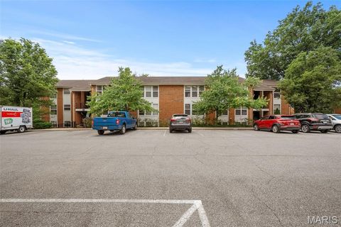 Tiny photo for 1932 Greenglen Drive #203, Kirkwood, MO 63122 (MLS # 26037874)