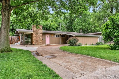Photo of 1523 Ridgewood Drive, Crestwood, MO 63126 (MLS # 26031504)