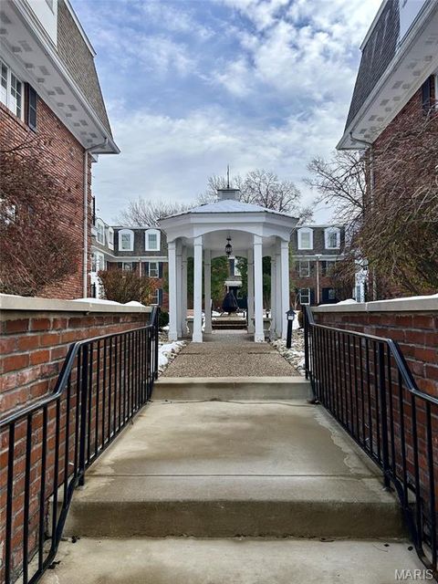 Tiny photo for 524 N Kirkwood Road #2B, Kirkwood, MO 63122 (MLS # 25079426)