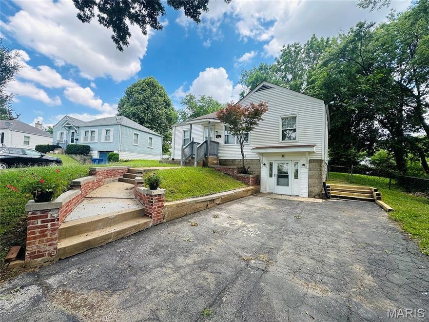 Freshly painted, new flooring, and very spacious home. 3 bedrooms in the main level and open concept kitchen/dining combo. walkout to large back deck from kitchen.  Lower level is a walkout includes a bedroom and large recreational room. Custom bathroom in the lower level with Jacuzzi tub. Entry is both available from front door and lower-level front facing door. Storage shack in the backyard.