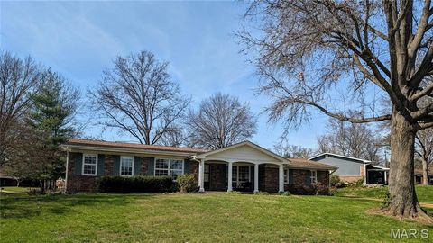 Photo of 323 Chipley Circle, Ballwin, MO 63011 (MLS # 26016318)