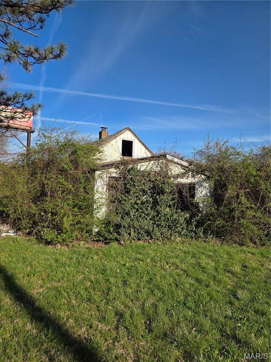 This property to be sold AS-IS, utilities are off, bring a flashlight.  This is not a makeover project, it is a full remodel, would make a great rental! Seller will not do any repairs, quick close preferred.