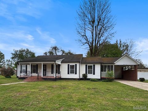 Photo of 1405 E Cypress Street, Charleston, MO 63834 (MLS # 26022797)