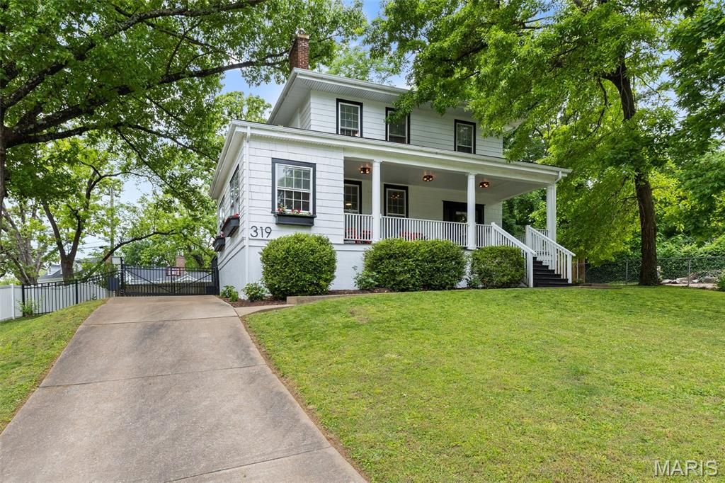 Photo of 319 N Gore Avenue, Webster Groves, MO 63119 (MLS # 26026130)