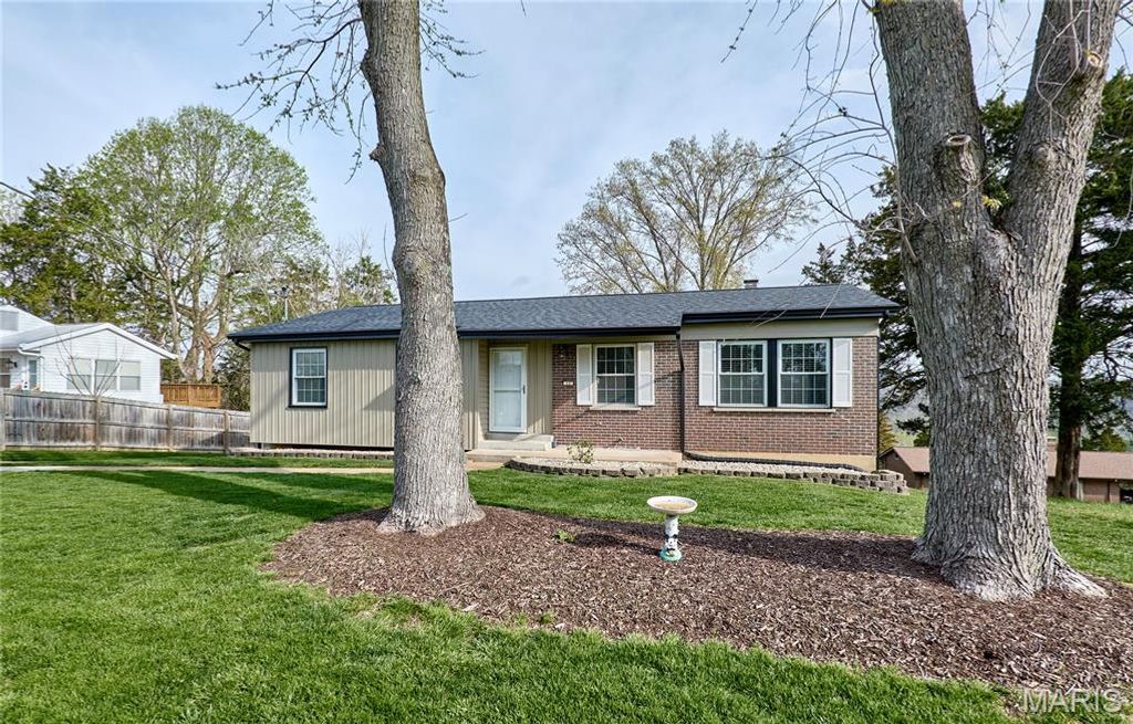 Photo of 17 Ridgemoor Drive, Fenton, MO 63026 (MLS # 26018073)
