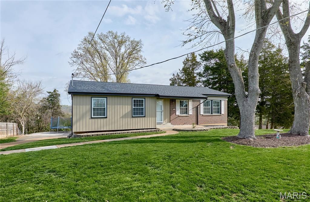 Photo of 17 Ridgemoor Drive, Fenton, MO 63026 (MLS # 26018073)