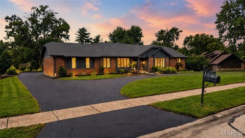 Photo of 12562 Falling Leaves Court, Creve Coeur, MO 63141 (MLS # 26053764)