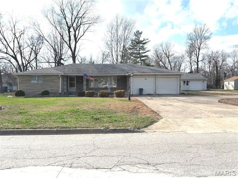 Photo of 331 Illinois AVE, Salem, IL 62881 (MLS # 26031986)
