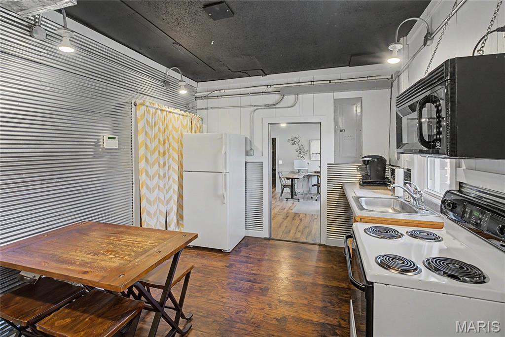 PT S1/2 SE - Commercial Sale
