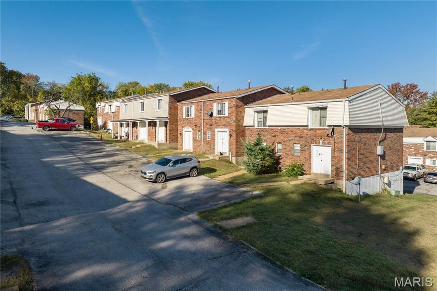 Woodknoll Townhomes is a 150-unit apartment community located in St. Louis, Missouri. Built in 1971, the Property offers an investor the rare opportunity to acquire a stabilized asset with proven operating performance and tremendous upside potential. Most of the units are in classic or near classic condition, allowing new ownership the opportunity to push rents through further continued unit upgrades or increasing in-place rents to market rate.

The Property features a mix of 2-bedroom and 3-bedroom units. Unit amenities include full basements with finished entertainment space and utility area with washer/dryer hookups, linen closets, updated flooring, and newer windows.