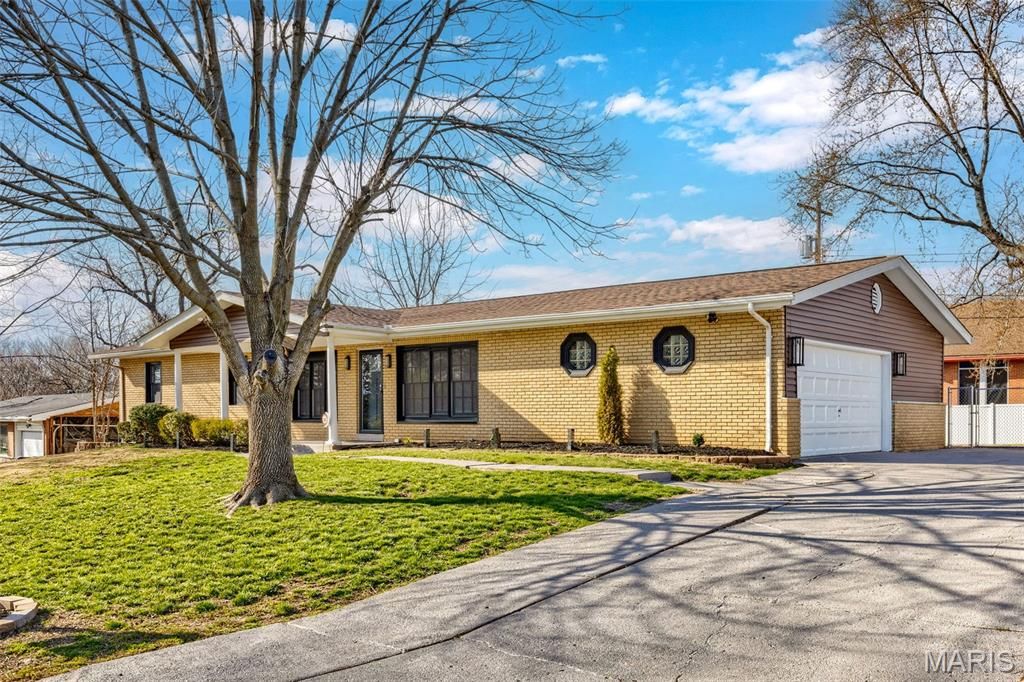 Photo of 1011 Geringer Court, Ferguson, MO 63135 (MLS # 26019714)