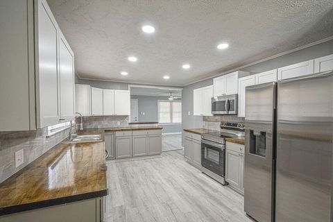 Tiny photo for 304 Depot Avenue NE, Salley, SC 29137 (MLS # 220043)