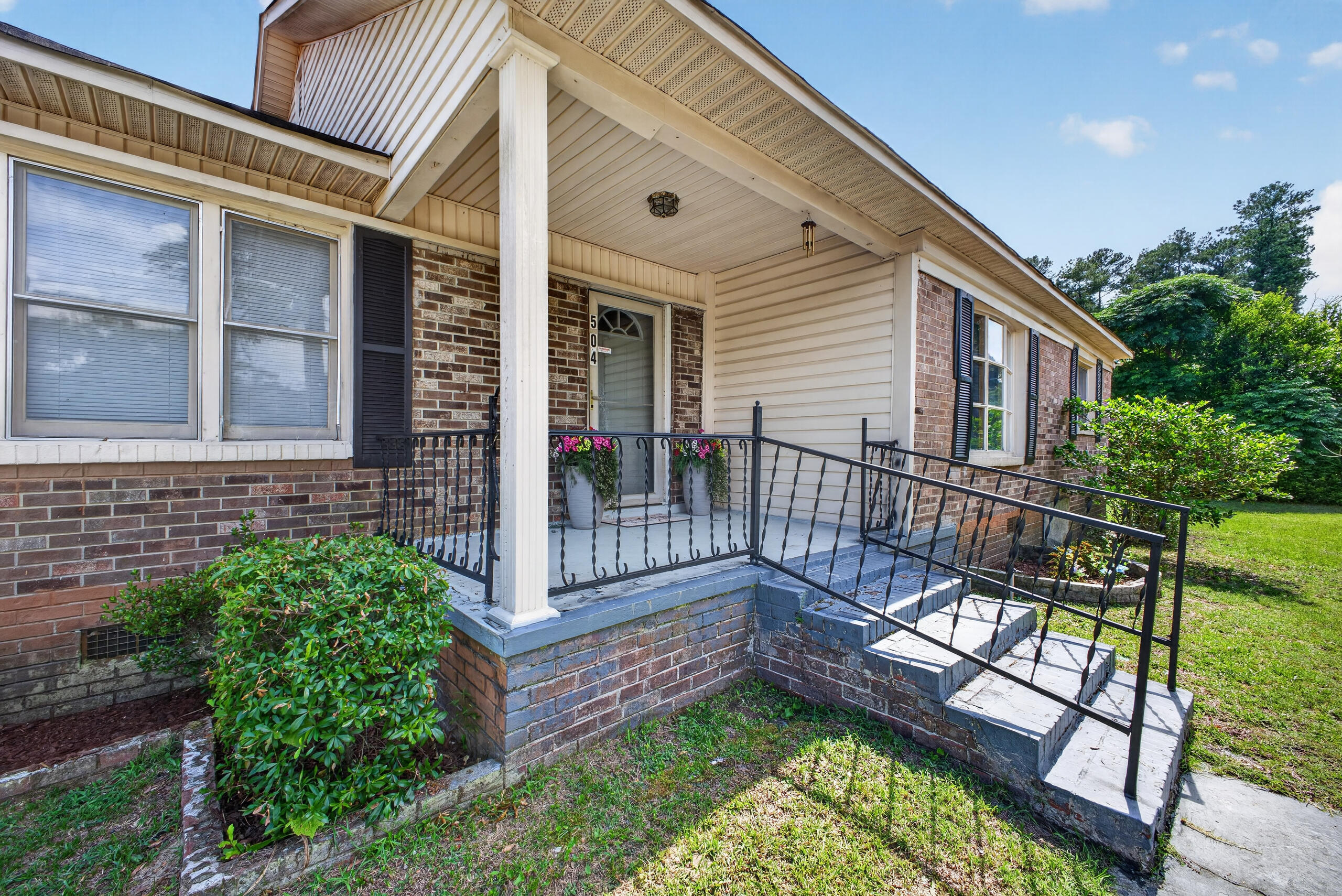 504 Hickory Avenue E