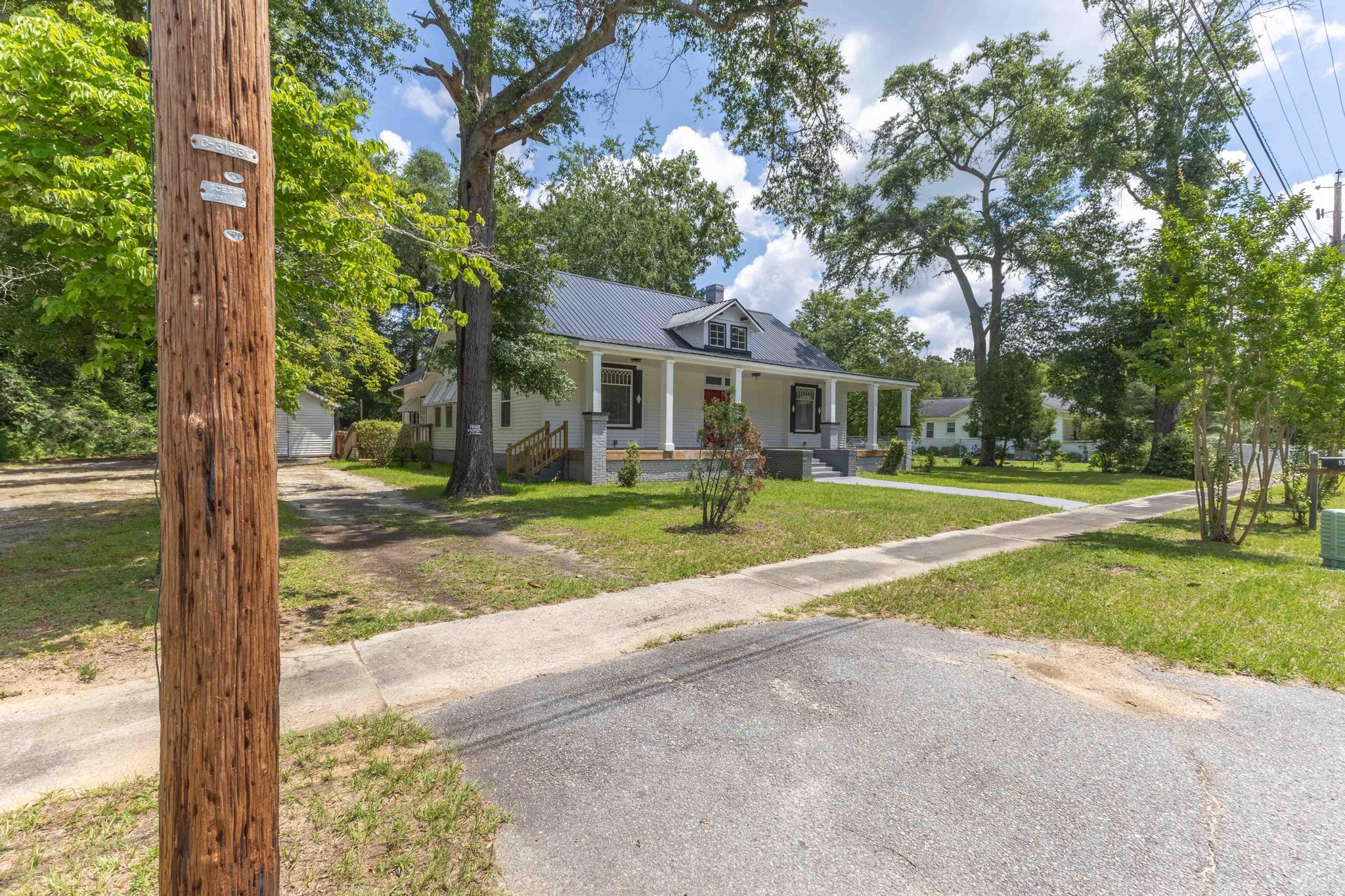 371 Pascallas Street