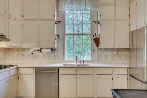 Tiny photo for 621 Meeting Street Road, Edgefield, SC 29824 (MLS # 219977)