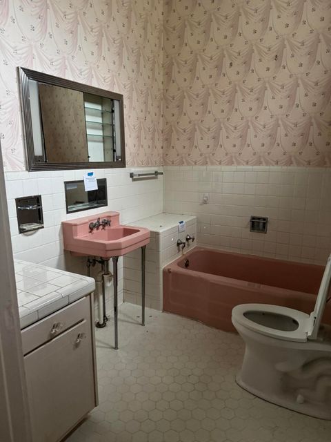 Tiny photo for 329 W Railroad Avenue, Batesburg-Leesville, SC 29006 (MLS # 220142)