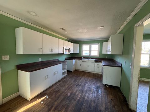 Tiny photo for 404 Columbia Road, Edgefield, SC 29824 (MLS # 221034)