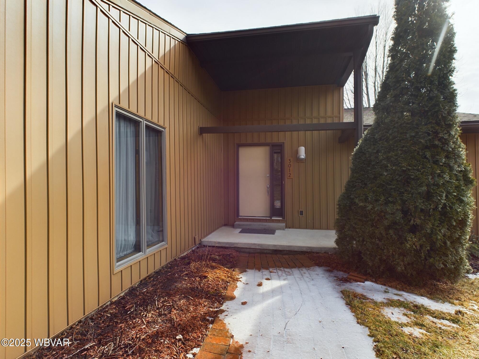 3012 MOUNTAIN CRESCENT