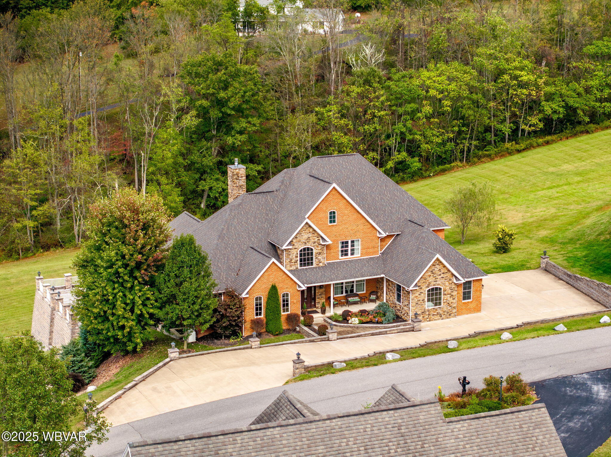 Properties 5 163 WHISPERING LANE