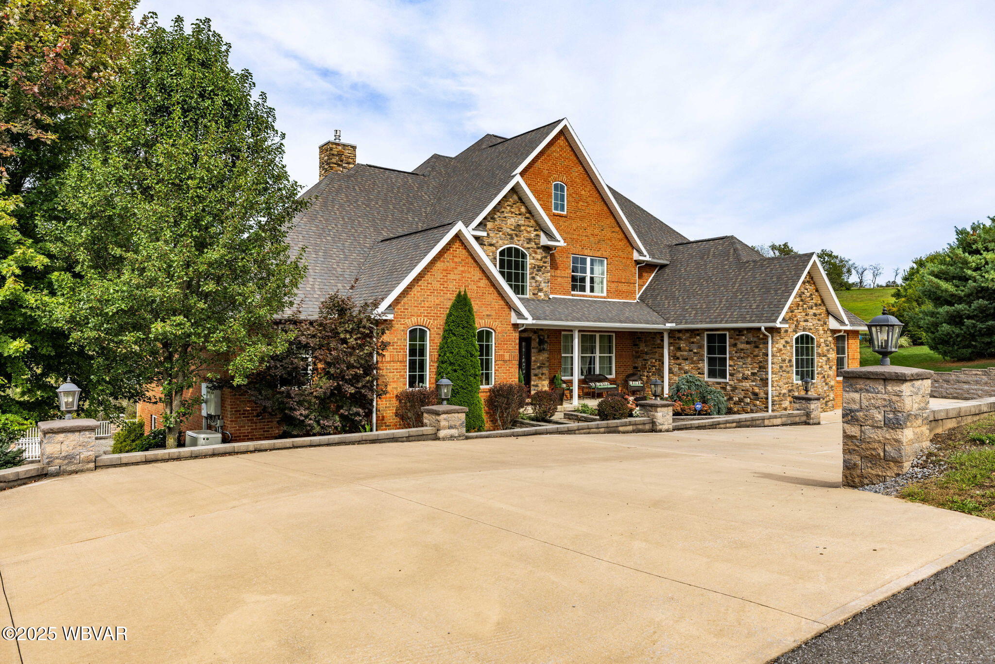 Properties 4 163 WHISPERING LANE