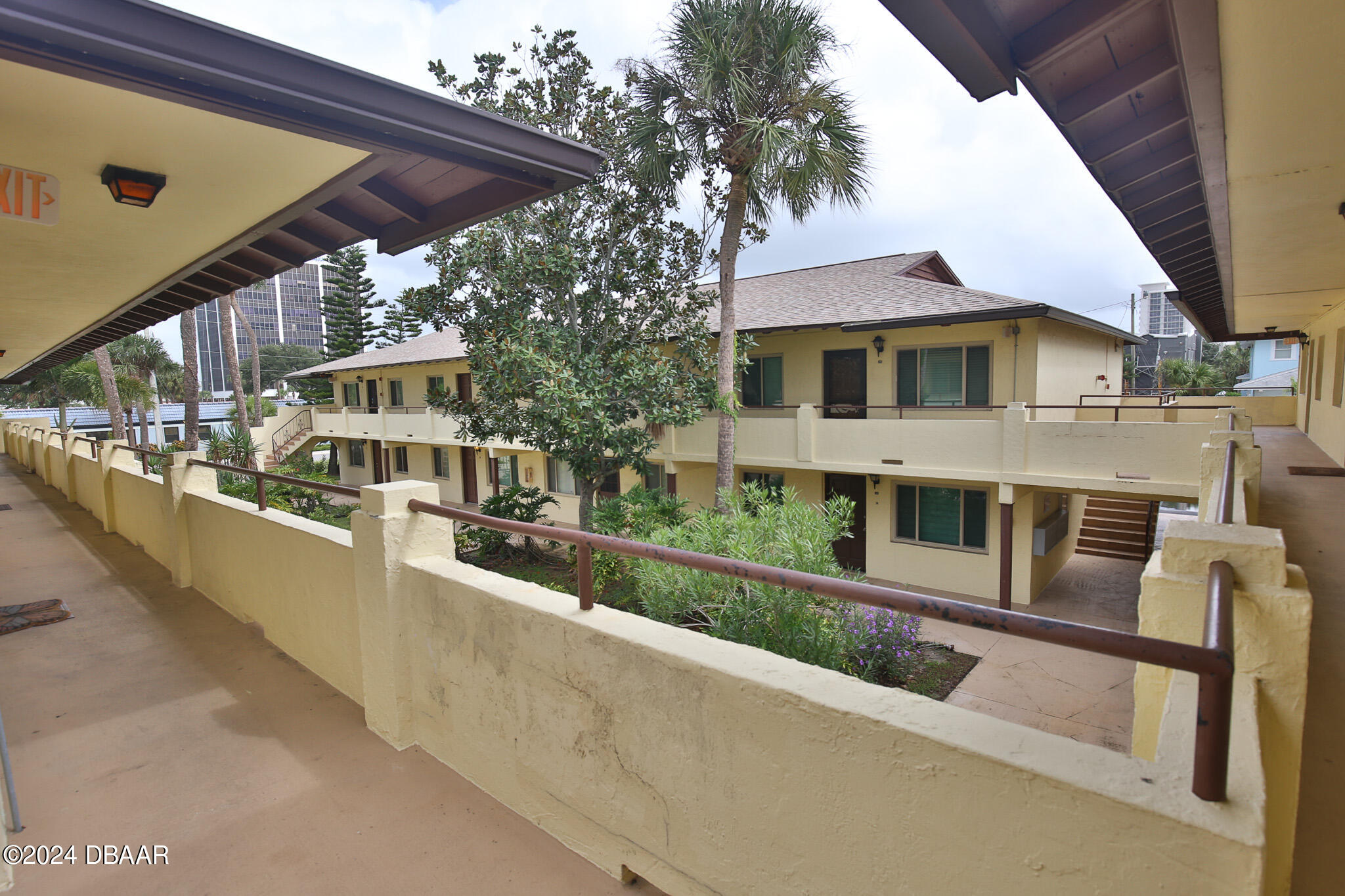 400 Oakridge Boulevard 14