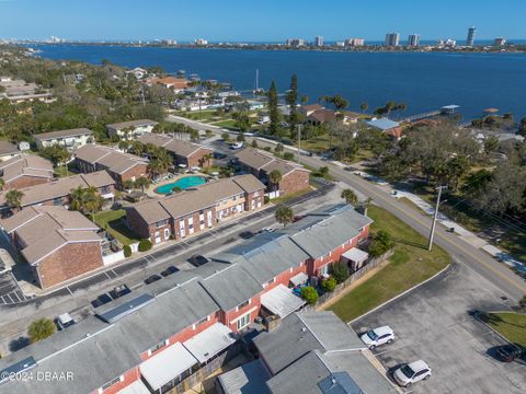 A home in South Daytona