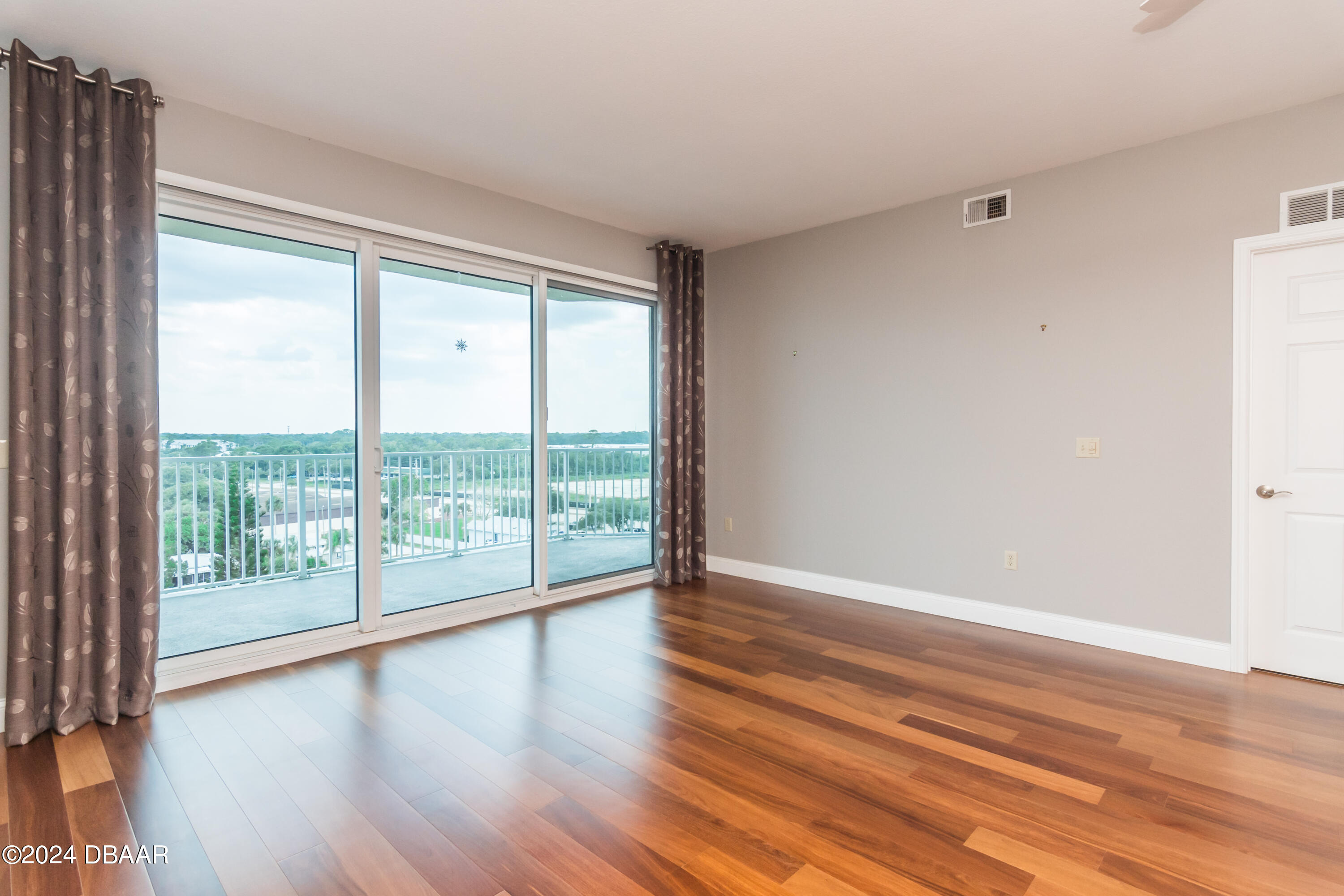 2801 S Ridgewood Avenue