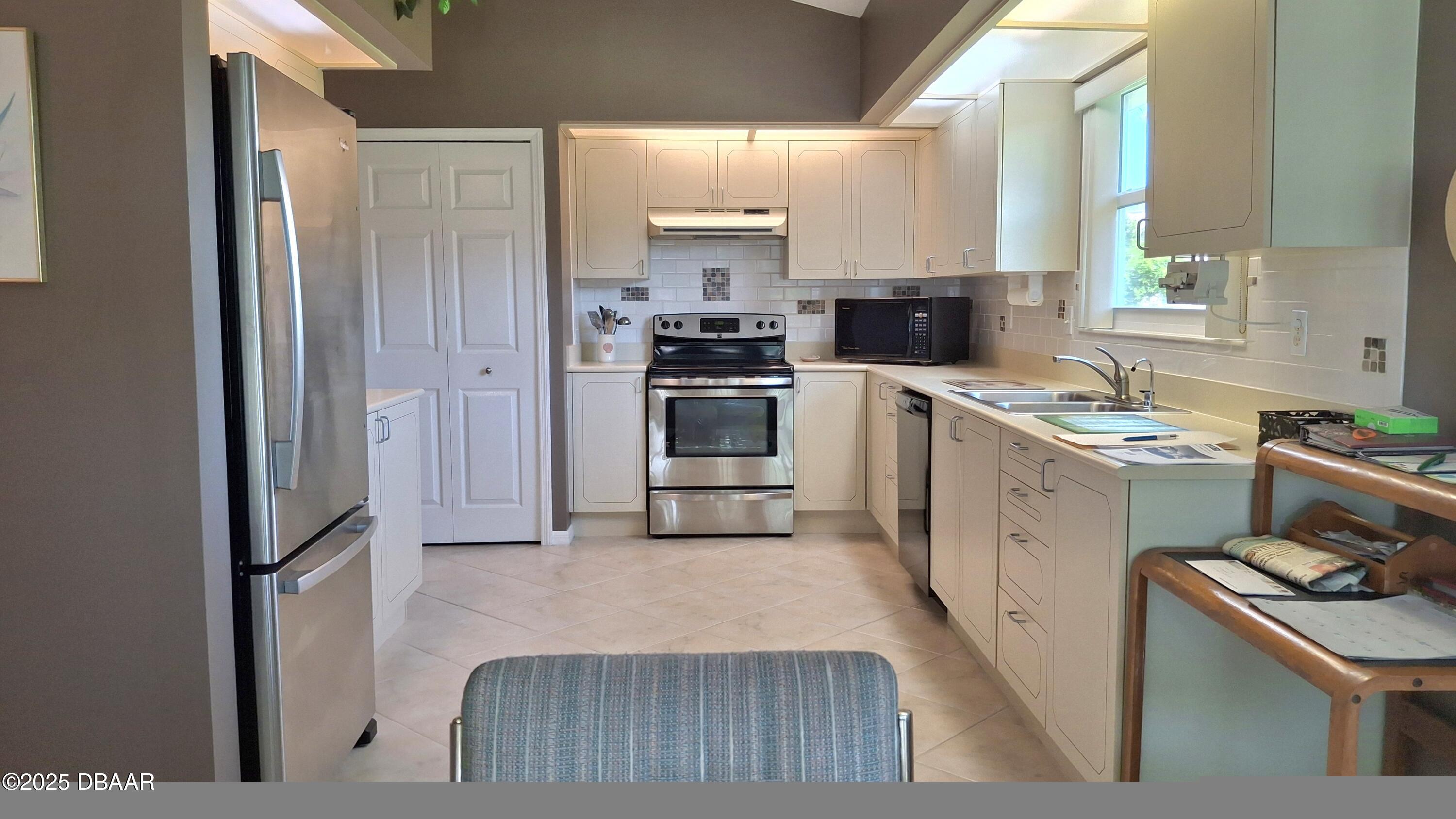 982 Breezemont Court