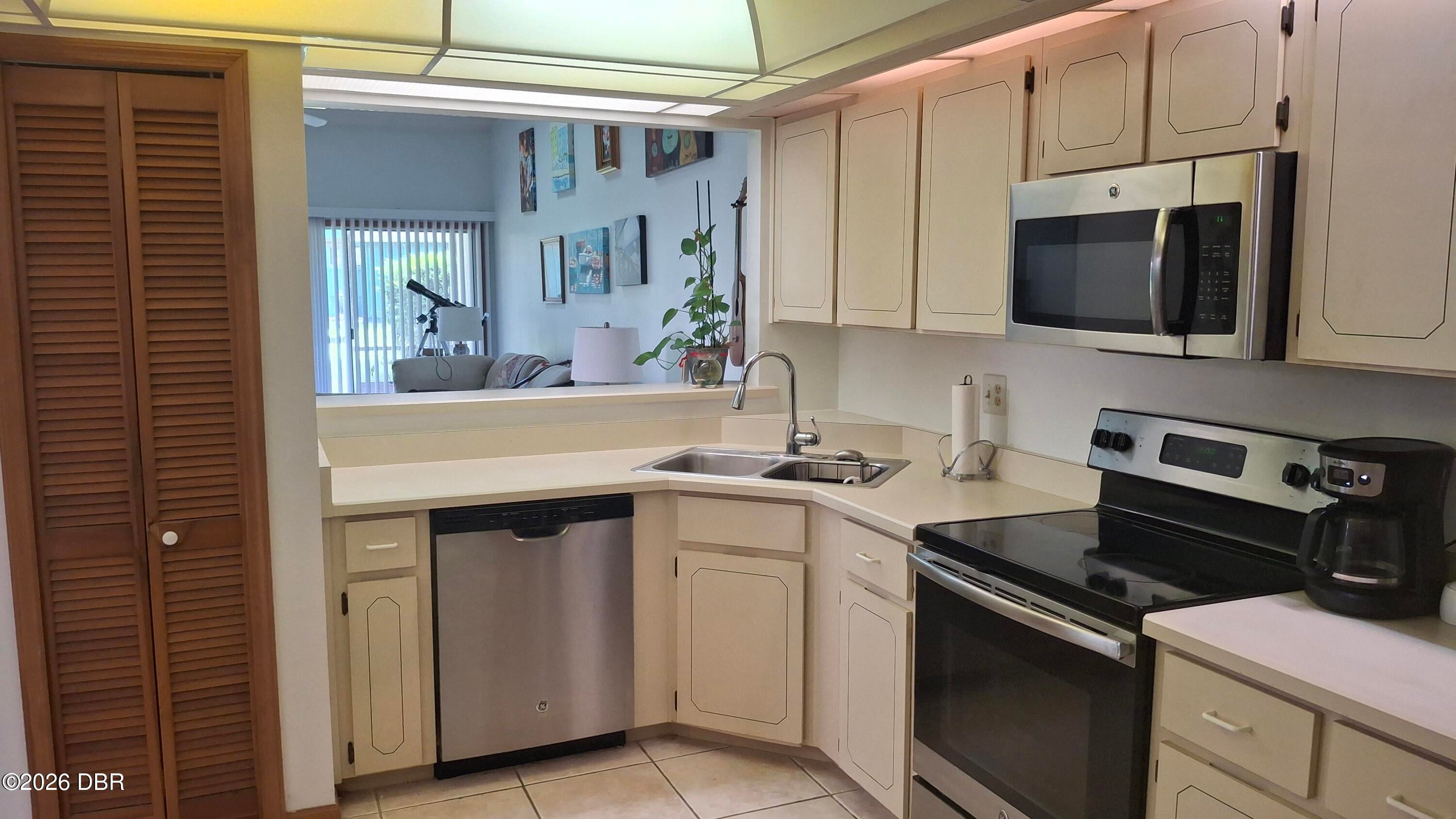 960 S Lakewood Terrace